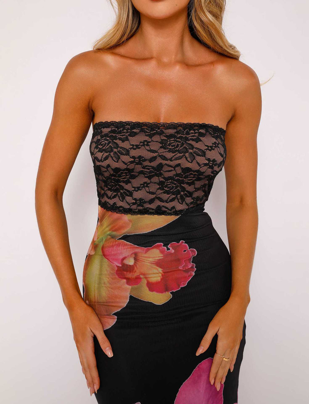 Damen Off-Shoulder Spitzenkleid mit Floral-Akzenten und transparentem Unterstoff EB
