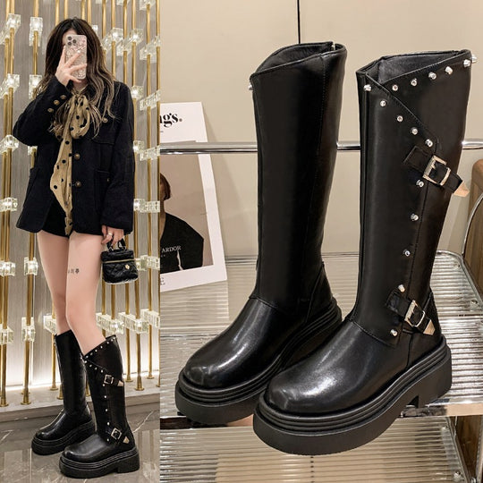 Damen Hochhackige Stiefel mit raffiniertem Riemen-Detail und glänzendem Finish EB