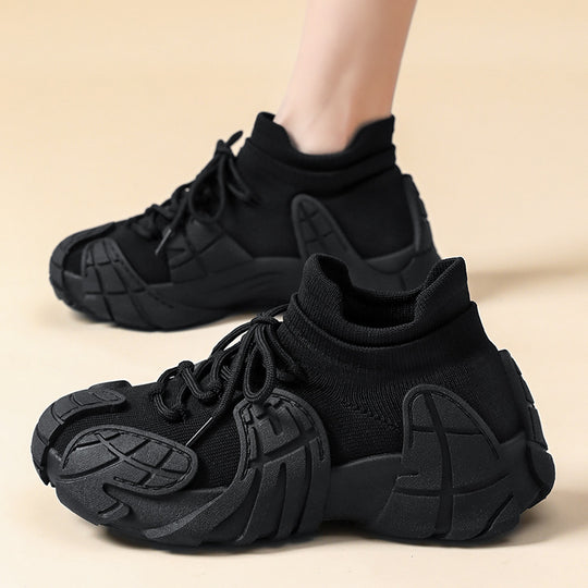 Herren nan massiver Sneaker mit sockenähnlichem Strickschaft, geformten Gummiapplikationen und griffiger Profilsohle EB