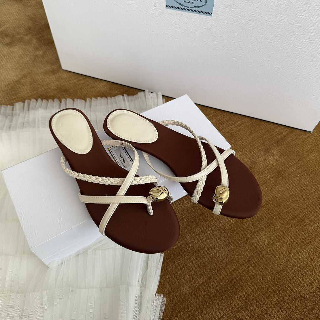 Damen Elegante Zehentrenner-Sandalen mit geflochtenem Riemendesign und dekorativem Metall-Detail EB