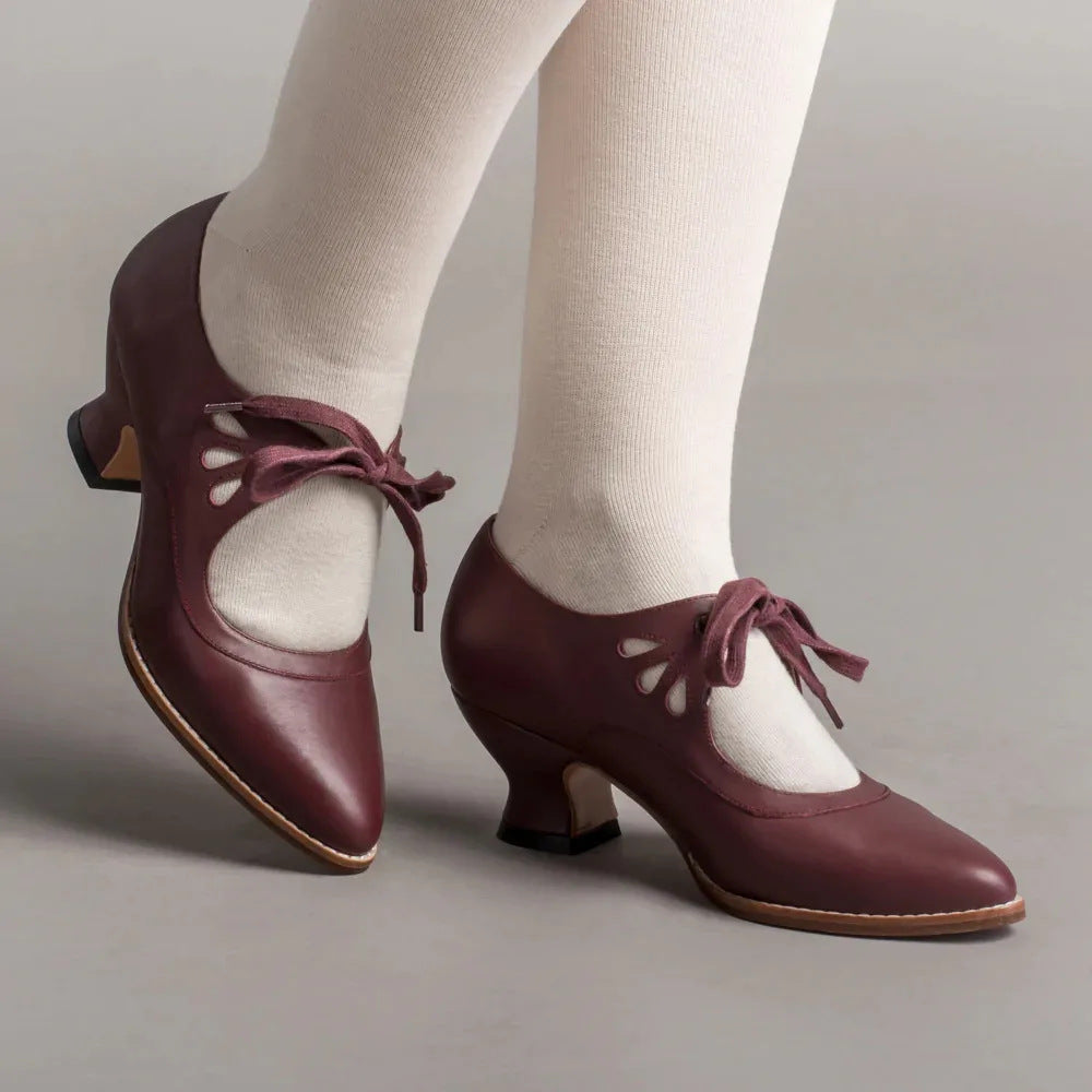 Damen  Vintage-inspirierte Mary-Jane Pumps mit geschwungenem Mittelhochabsatz und Zierlochung EB