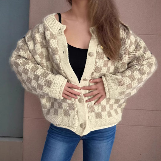Damen Grobstrickjacke mit modernem Karomuster und praktischen Knopfdetails EB