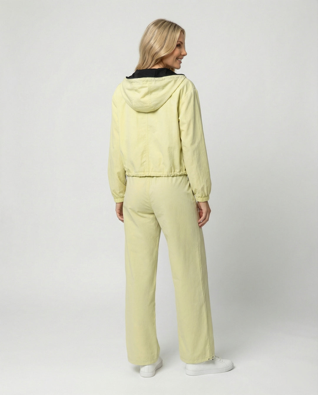 Damen kurzes Kapuzenblouson mit Reißverschluss und hochgeschnittener weiter Jogginghose EB