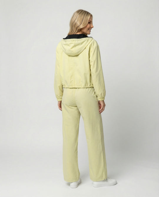 Damen kurzes Kapuzenblouson mit Reißverschluss und hochgeschnittener weiter Jogginghose EB