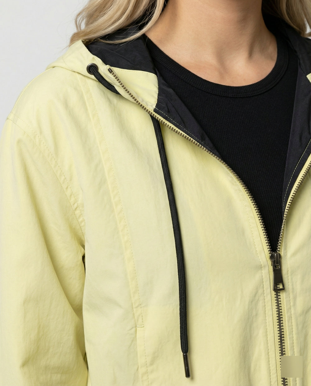 Damen kurzes Kapuzenblouson mit Reißverschluss und hochgeschnittener weiter Jogginghose EB