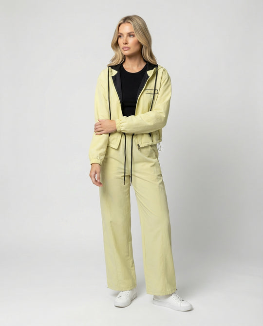 Damen kurzes Kapuzenblouson mit Reißverschluss und hochgeschnittener weiter Jogginghose EB