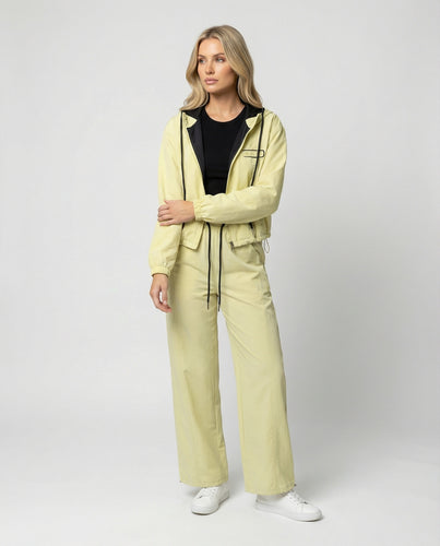 Damen kurzes Kapuzenblouson mit Reißverschluss und hochgeschnittener weiter Jogginghose EB