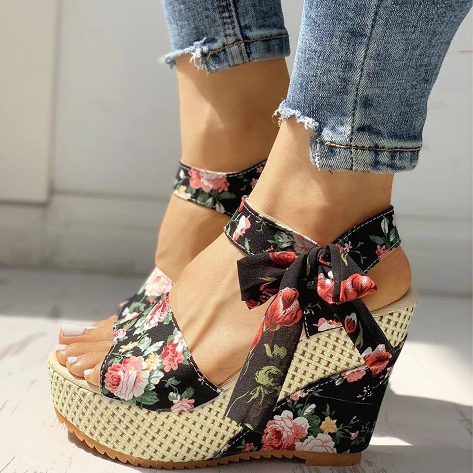 Damen Wedge-Sandalen mit dekorativem Spitzenschliff und verspielten Bändern EB