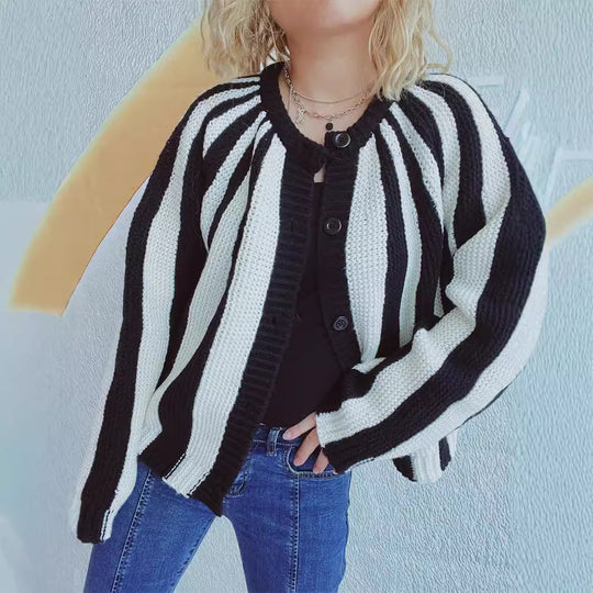 Damen gemütlicher Strickcardigan mit gestreiftem Design und modernen Knopfdetails EB