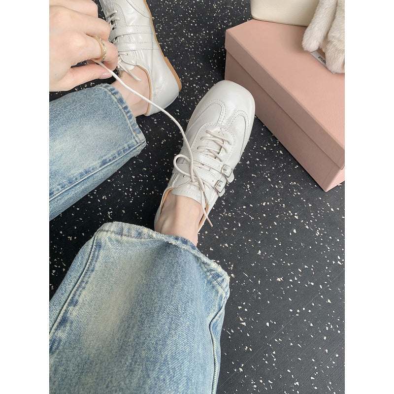 Damen Sneaker mit Schnallenakzenten und weicher Oberflächenstruktur EB