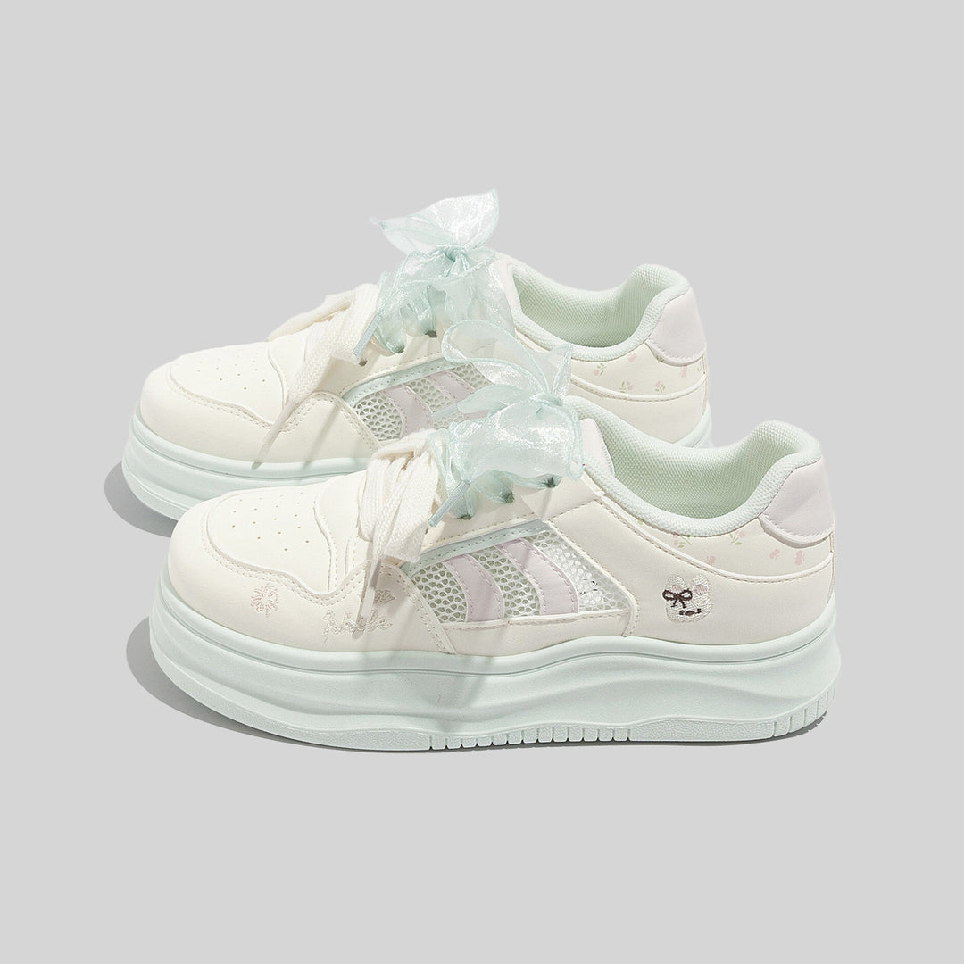 Damen Sportliche Sneaker mit dekorativen Details und atmungsaktiven Netz-Einsätzen EB
