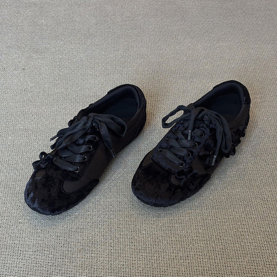 Damen Sportliche Sneaker mit elegantem Samtoberteil und modischen Applikationen EB