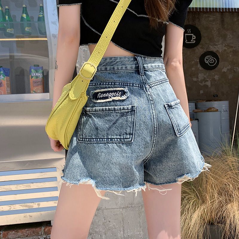 Damen Jeansshorts mit fransigen Säumen und einzigartigem Stickdetail EB