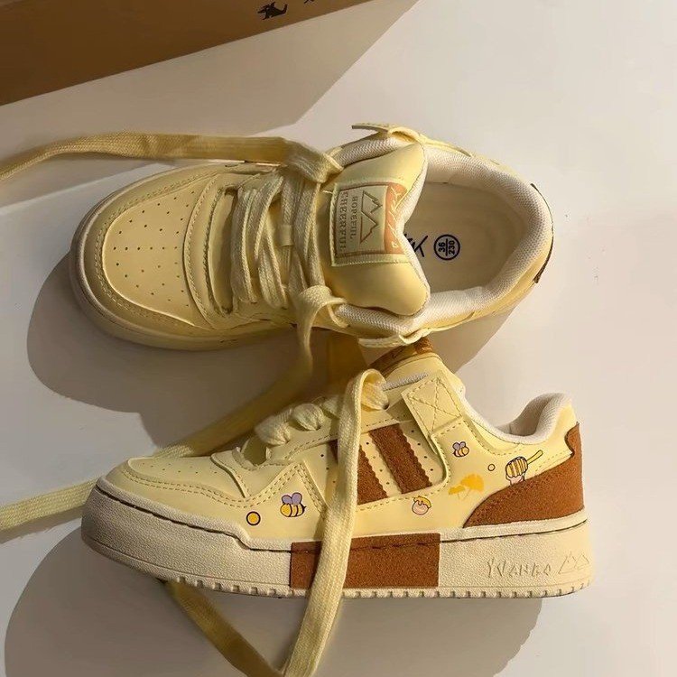 Damen Sneakers im verspielten Design mit bunten Applikationen und bequemer Dämpfung EB