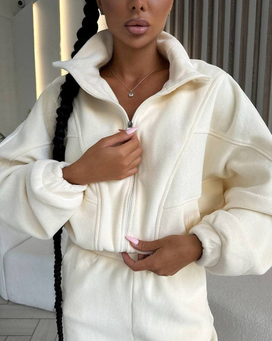 Damen kurzes Reißverschluss-Hoodie mit elastischem Bund und schmal zulaufender High-Waist-Jogginghose aus schwerem French-Terry Eichborn Berlin