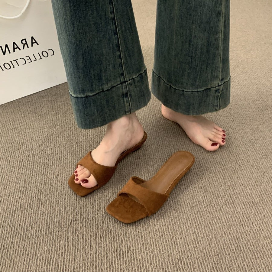 Damen Komfortable Slipper mit breitem Riemen und leichtem Absatz EB