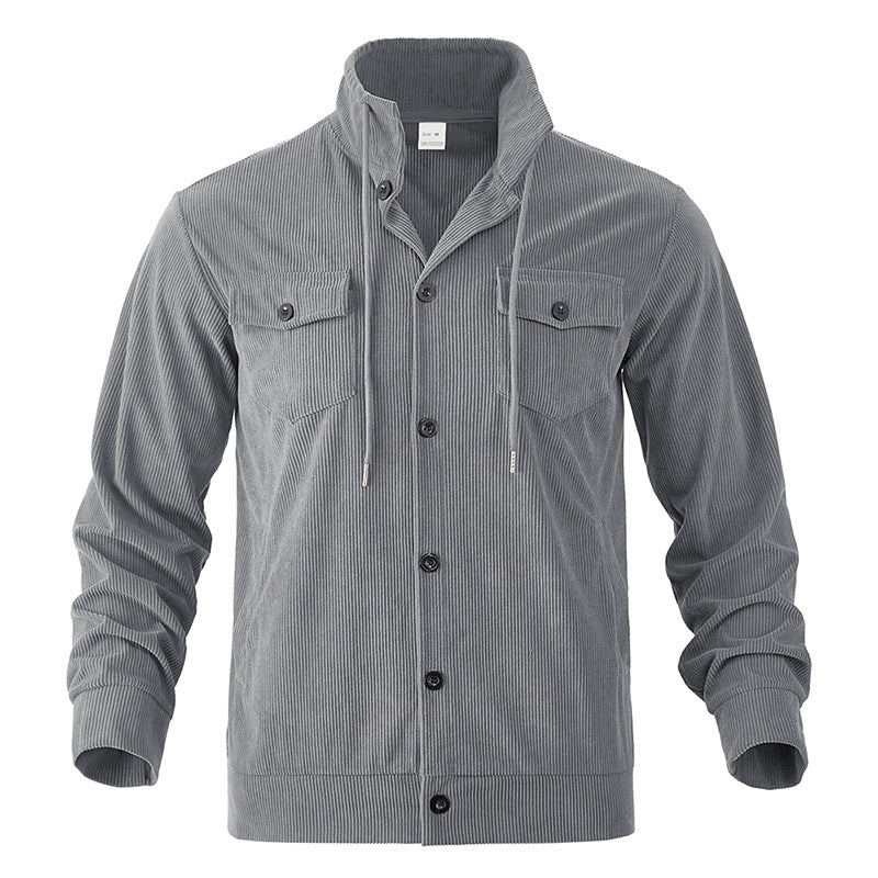Herren nan Cordjacke mit Stehkragen, Kordelzug, durchgehender Knopfleiste und aufgesetzten Brustklappen EB