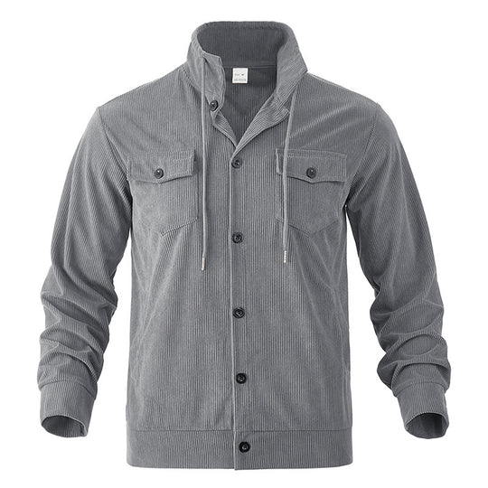 Herren nan Cordjacke mit Stehkragen, Kordelzug, durchgehender Knopfleiste und aufgesetzten Brustklappen EB