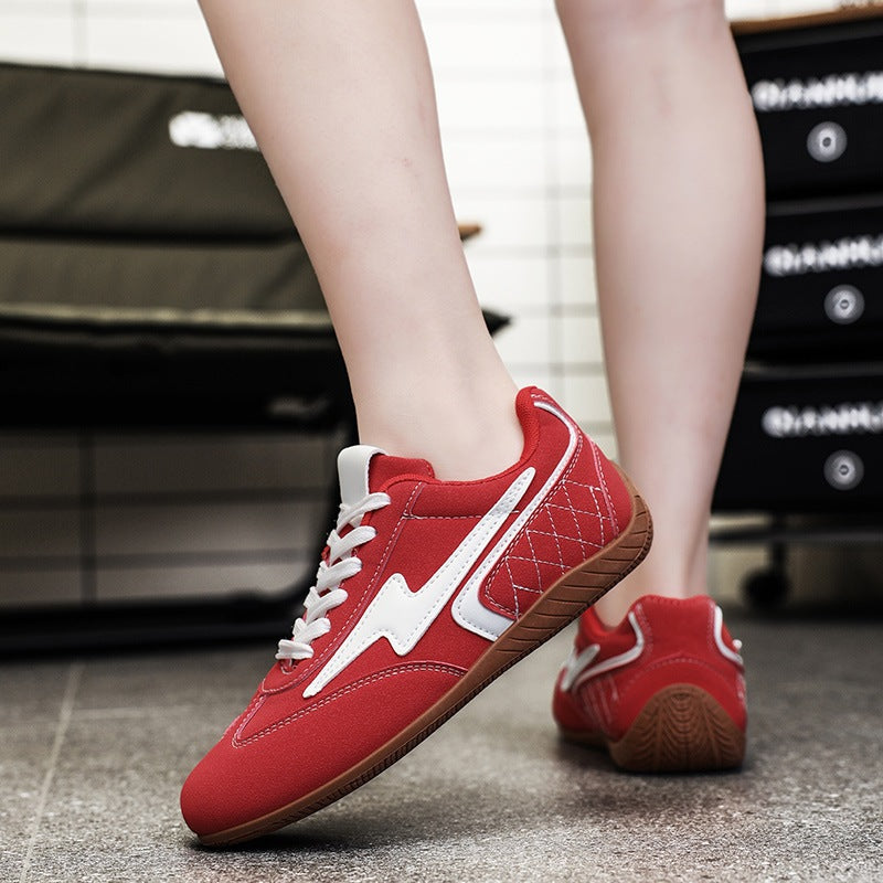 Damen leichte Retro-Skate-Sneaker mit gesteppter Seitenwand, gepolstertem Knöchelkragen und rutschfester Gummilaufsohle EB