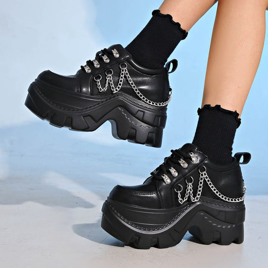 Damen Chunky Sneaker mit glanzvollen Kettenakzenten EB