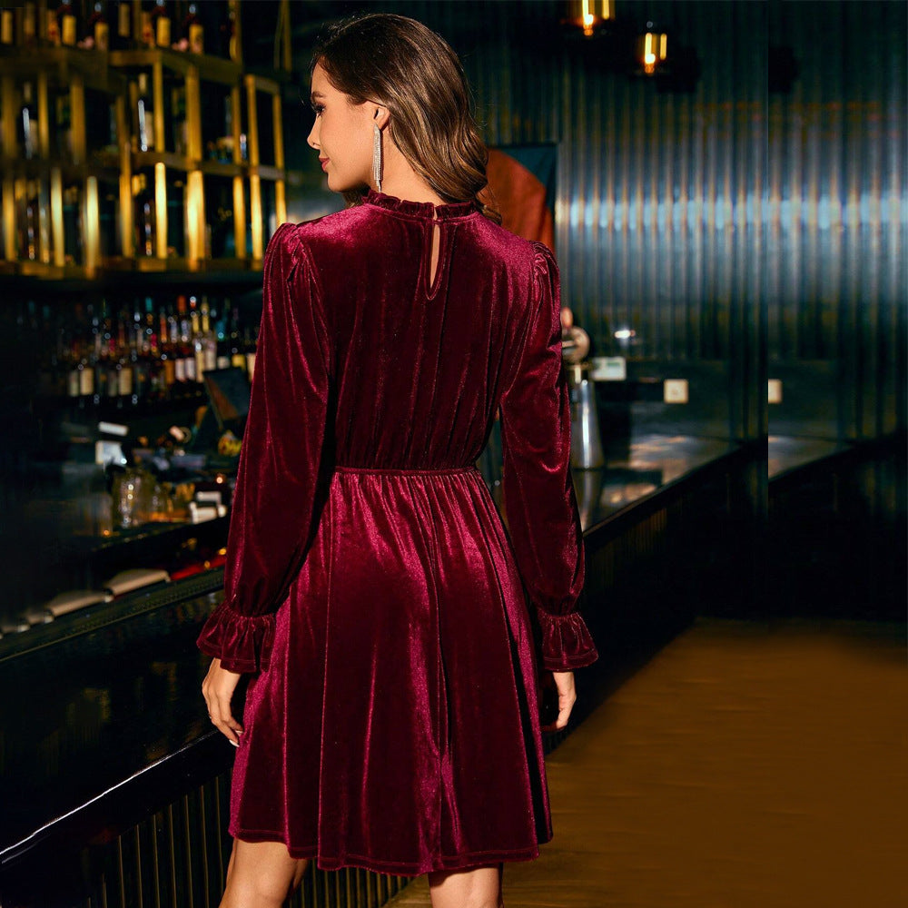 Damen samtiges knielanges Kleid mit Stehkragen, geraffter Taille und praktischen Eingrifftaschen Eichborn Berlin