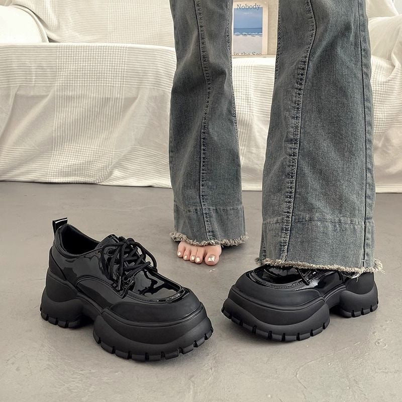 Damen Sportliche Lack Sneakers mit robuster Plateausohle und modischem Design EB