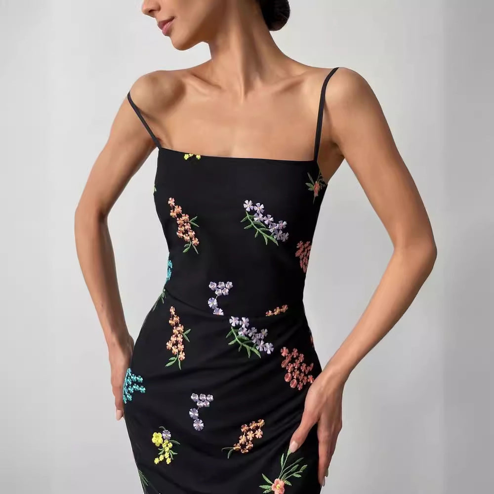 Damen Maxikleid mit floraler Handstickerei und zartem Trägerdesign EB