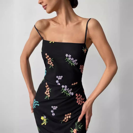 Damen Maxikleid mit floraler Handstickerei und zartem Trägerdesign EB