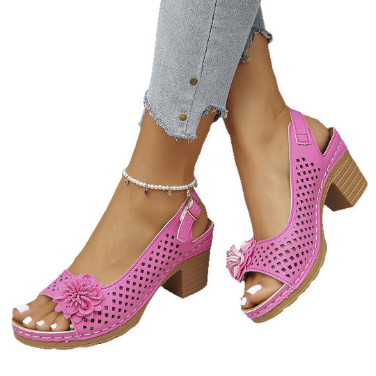 Damen Offene Pumps mit floralen Akzenten und perforiertem Design EB