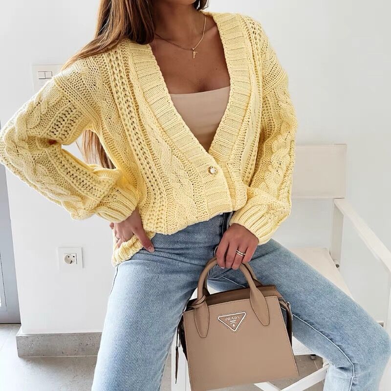 Damen Grobstrickjacke mit modernem Zopfmuster und oversized Schnitt EB