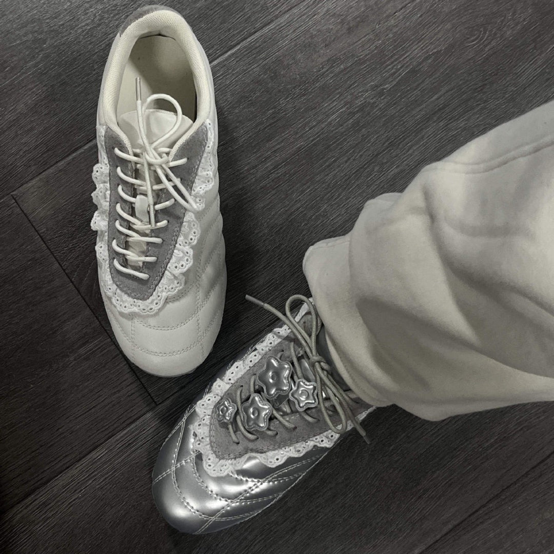 Damen Sneaker mit romantischem Spitzendetail und sportlichem Design EB