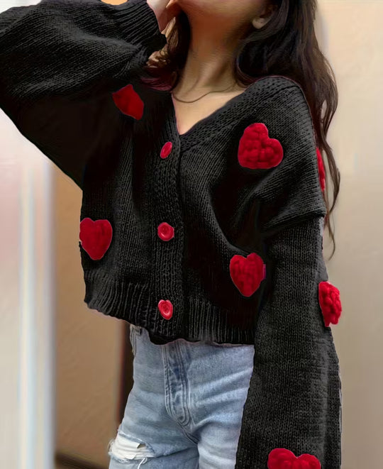 Damen Kurzgeschnittener V-Ausschnitt-Cardigan mit geprägten Herz-Applikationen und Schmuckknöpfen EB