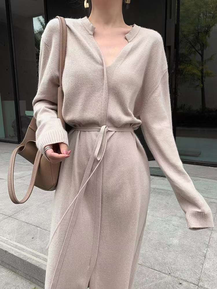 Damen Langstrickkleid mit Bindegürtel und V-Ausschnitt EB