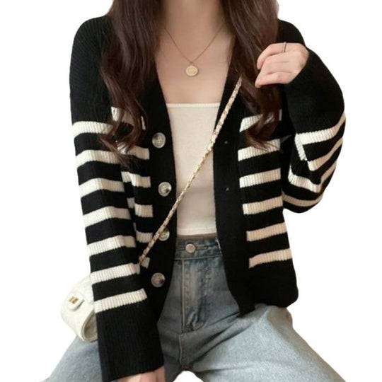Damen gestreifte Strickjacke mit elegantem V-Ausschnitt und dekorativen Knöpfen EB