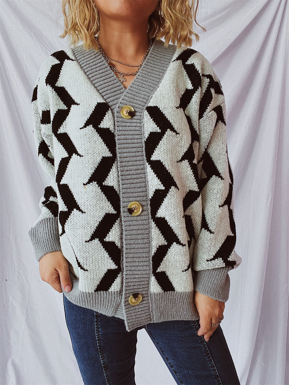 Damen Grobstrickjacke mit grafischem Muster und hochwertigen Knopfdetails EB