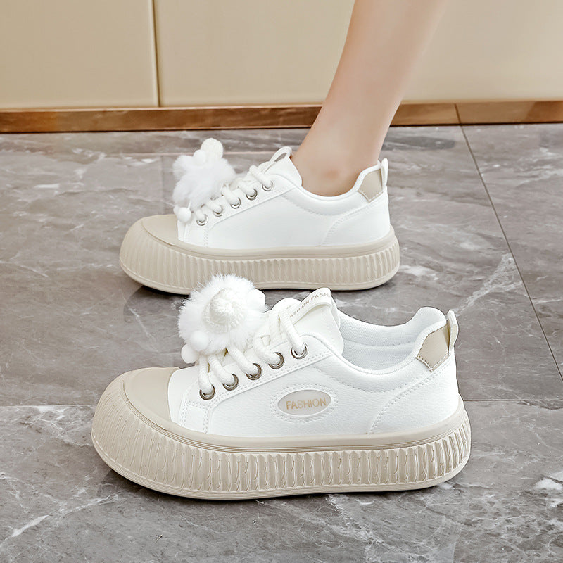 Damen Sneakers mit dekorativen Pompons und rutschfester Laufsohle EB