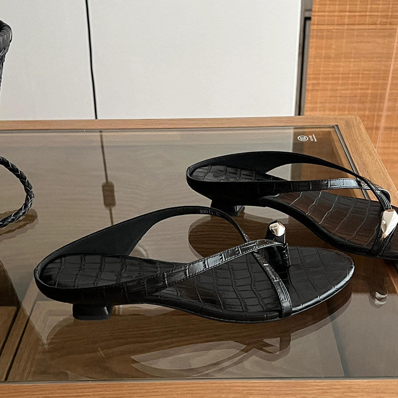 Damen Zehentrenner-Sandalen mit elegantem Riemendesign und modischem Schmuckdetail EB