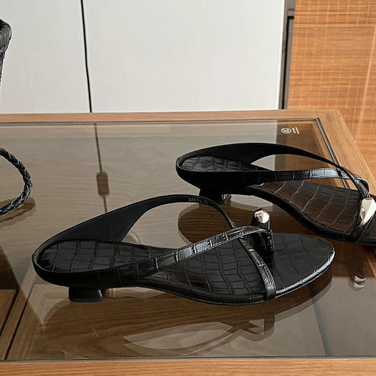 Damen Zehentrenner-Sandalen mit elegantem Riemendesign und modischem Schmuckdetail EB