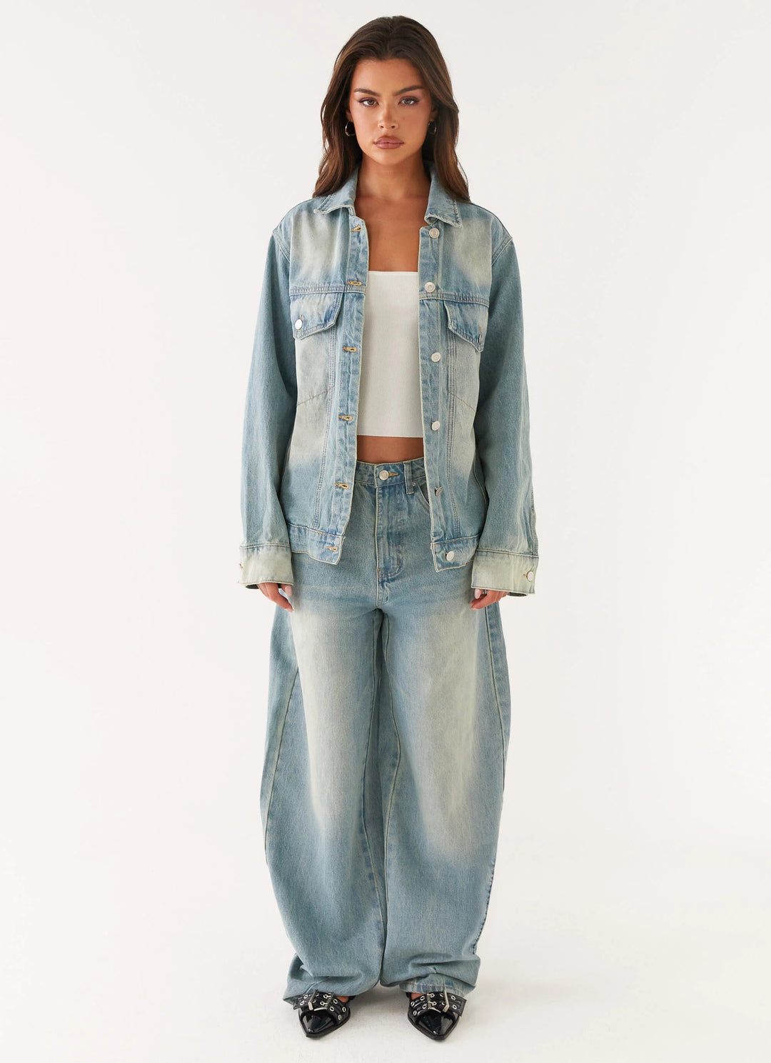 Damen nan oversized Denimjacke mit heller Vintage-Waschung, aufgesetzten Brusttaschen und verlängerten Manschetten EB
