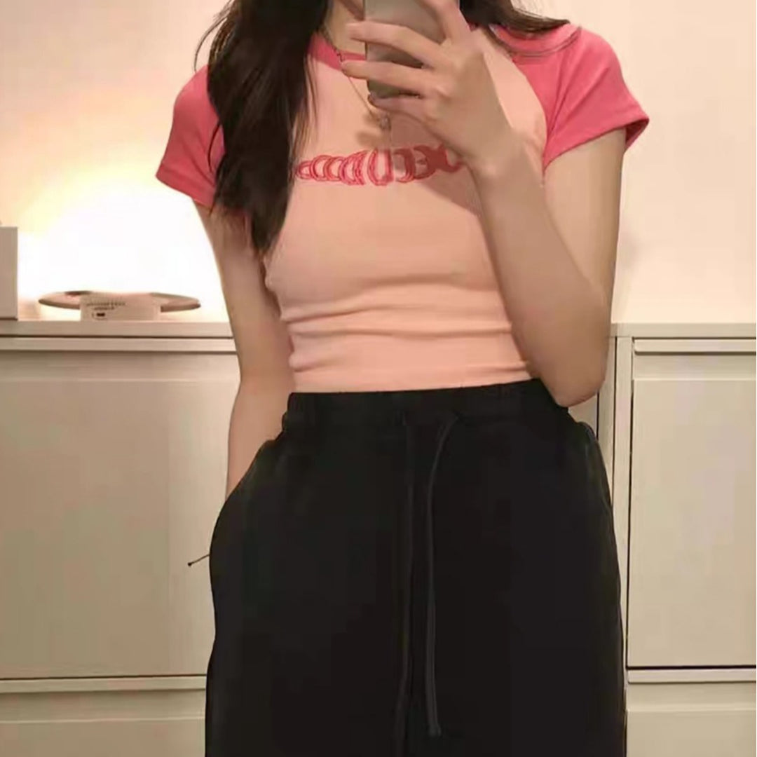 Damen Cropped T-Shirt mit kontrastierenden Ärmeln und modernem Aufdruck EB