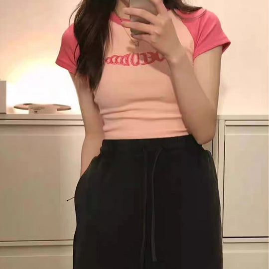 Damen Cropped T-Shirt mit kontrastierenden Ärmeln und modernem Aufdruck EB