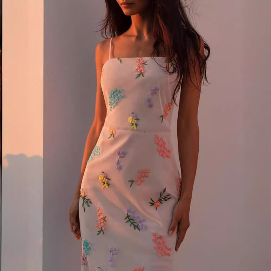 Damen Maxikleid mit floraler Handstickerei und zartem Trägerdesign EB