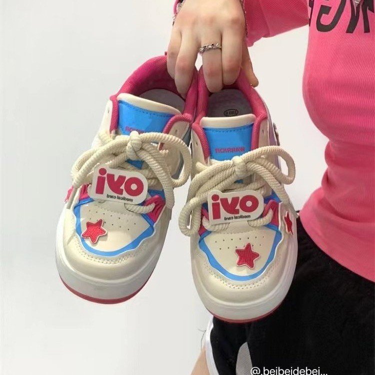 Damen Sneakers im kreativen Design mit bunten Sternapplikationen und dämpfender Sohle EB