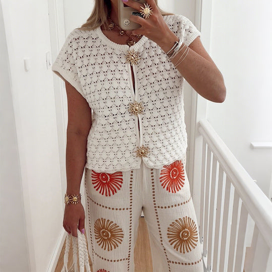 Damen Strickoberteil mit floralen Knöpfen und luftiger Verarbeitung EB