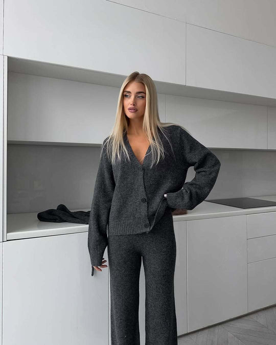 Damen kuscheliges Feinstrick-Cardigan-Set mit V-Ausschnitt und hochgeschnittener Schlaghose EB