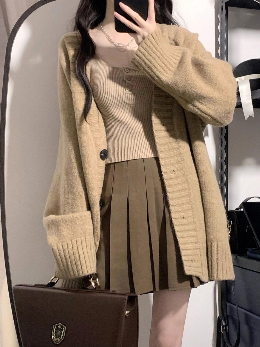 Damen Grobstrickjacke mit voluminösen Ärmeln und knöpfbarem Ausschnitt EB