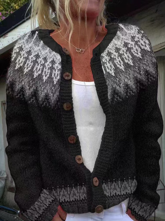 Damen nan gemusterte Strickjacke mit Rundpasse, Holzknöpfen und Eingrifftaschen EB