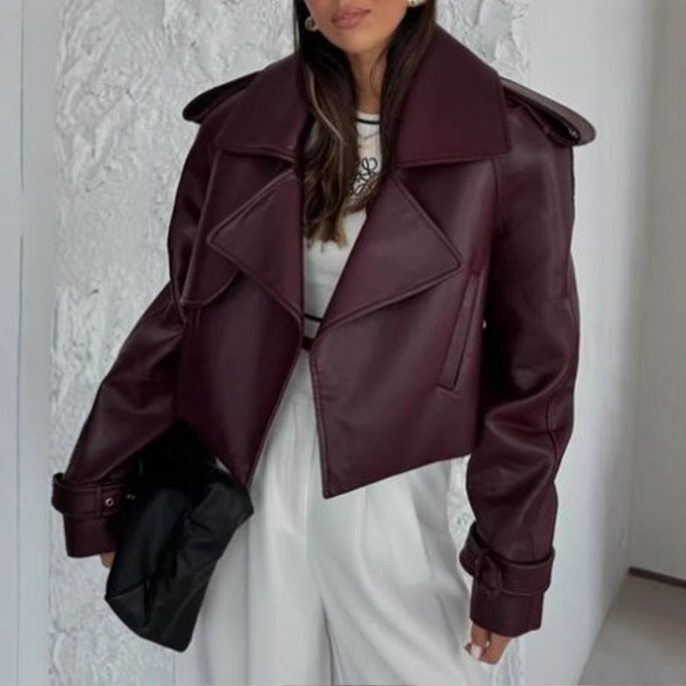 Damen Kunstlederjacke im cropped Stil mit modernen Details und praktischen Taschen EB