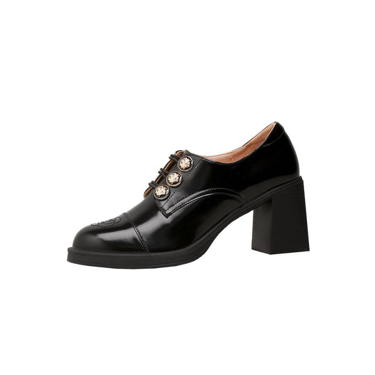 Damen Klassische Schnürpumps mit glänzender Lack-Oberfläche und stilvollen Schmuckdetails EB
