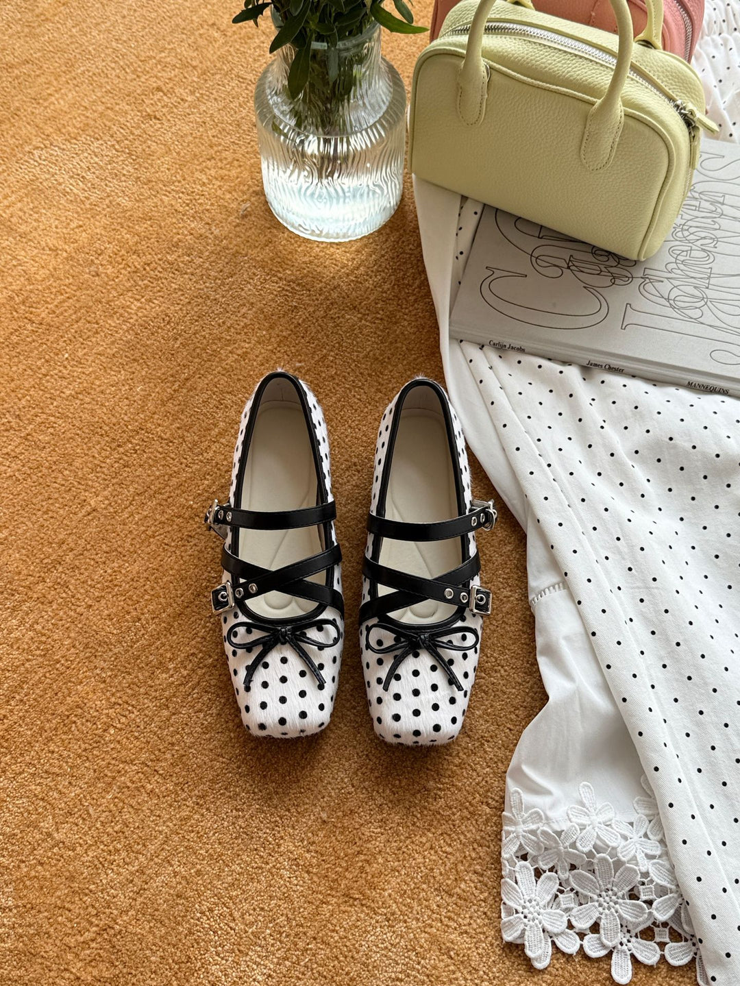 Damen Elegante und feminine Ballerinas mit dekorativen Riemchen und gepunktetem Muster EB